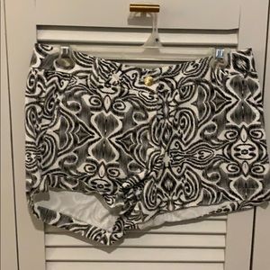 Short (black and white pattern)